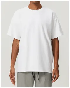 Primer plano de camiseta blanca de algodón oversize para hombre con textura suave y holgada
