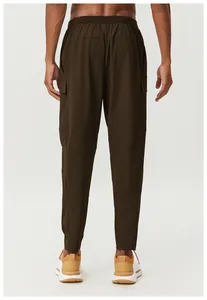 Vue arrière détaillée du pantalon cargo marron foncé pour hommes avec poches