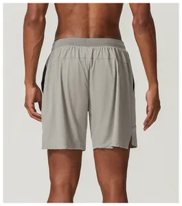Rückansicht der grauen, schnell trocknenden Herren-Sportshorts für Laufen und Sport