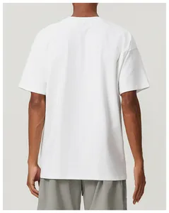 Vista trasera de una camiseta blanca de algodón oversize para hombre, ajuste relajado.