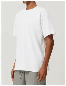 Vista lateral detallada de una camiseta de algodón blanco transpirable de corte holgado