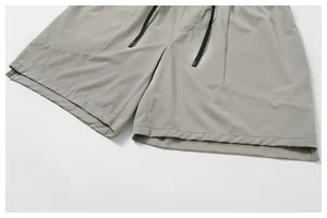Nahaufnahme atmungsaktiver, schnelltrocknender Herren-Sportshorts in Grau mit Kordel
