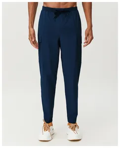 Vue de face du pantalon cargo bleu marine à séchage rapide pour homme pour la randonnée.