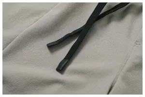 Detailansicht des atmungsaktiven Netzgewebes und Kordelzugs bei Herren-Sportshorts