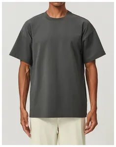 Vista frontal detallada de una camiseta de algodón gris marengo de corte holgado para hombre