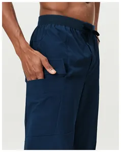 Détails des poches multiples et de la taille à cordon du pantalon cargo bleu marine