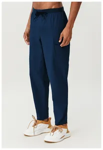 Détail du pantalon cargo bleu marine pour homme avec poches latérales et cordon
