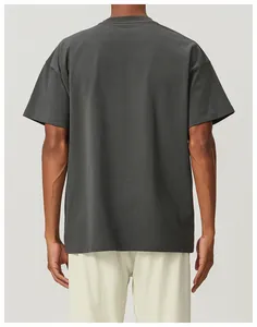 Vista trasera de una camiseta de algodón gris marengo de corte holgado con textura suave