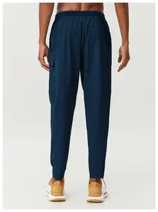 Vue arrière d'un pantalon cargo bleu foncé pour homme à séchage rapide avec poches