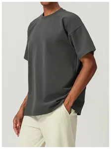 Vista detallada de camiseta de hombre de algodón gris marengo con textura suave y transpirable