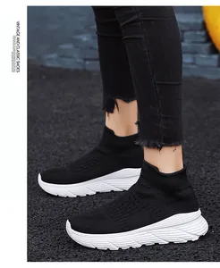 Vue détaillée de baskets en maille noire respirante avec une semelle blanche épaisse