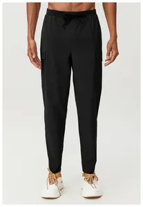 Vue détaillée du pantalon cargo noir pour homme avec poches latérales pratiques.