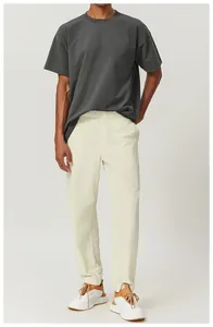 Camiseta de algodón gris marengo para hombre con un pantalón casual blanco roto