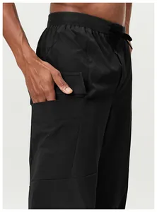 Vue détaillée d'une grande poche latérale sur un pantalon cargo outdoor noir séchage rapide