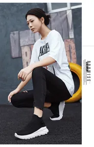 Gros plan de chaussures chaussettes noires en tricot portées par un mannequin