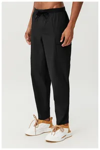 Détail du pantalon cargo noir pour homme avec poches latérales à rabat extérieur
