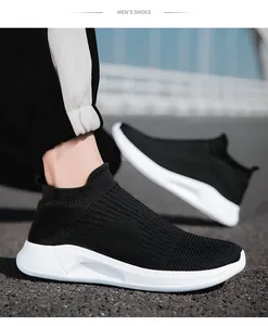Λεπτομέρεια μαύρα πλεκτά sneakers κάλτσα με άνετες λευκές χοντρές σόλες σε πλάγια όψη