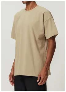 Detalle de camiseta de algodón color caqui de gran tamaño para hombre, corte relajado