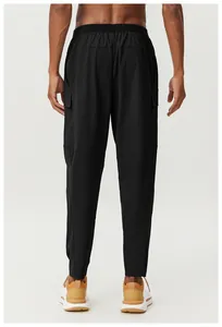 Vue arrière du pantalon cargo outdoor noir à séchage rapide pour hommes avec poches
