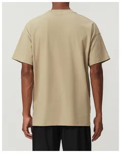 Vista trasera de una camiseta de algodón oversize caqui para hombre con textura de tela.