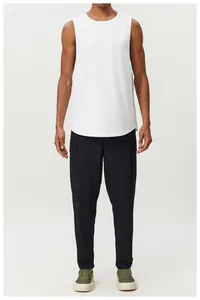 Vue complète du pantalon cargo noir pour homme, séchage rapide et multiples poches