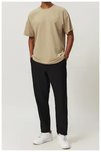Vista completa de una camiseta de algodón caqui para hombre con corte relajado y cuello