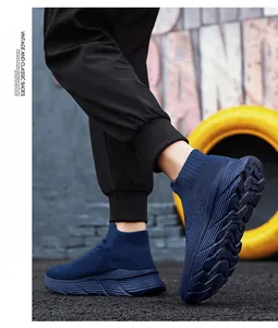 Gros plan sur les baskets chaussettes flyknit bleu marine avec maille respirante et semelle
