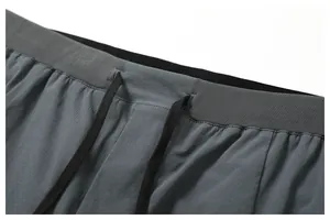 Détail de la taille élastique et du cordon de serrage du pantalon cargo de randonnée