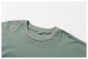 Primer plano del cuello acanalado de una camiseta de algodón suave y transpirabile