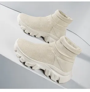 Detailansicht cremefarbener High-Top-Socken-Sneaker aus Fly-Woven mit Plateausohle
