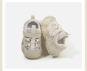 Primer plano de zapatillas beige para bebé con paneles de malla y velcro