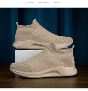 Πλαϊνό προφίλ από αναπνεύσιμα χακί flyknit sneakers-κάλτσα για άνδρες σε στούντιο
