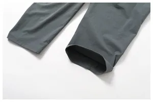 Gros plan détaillé de l'ouverture de jambe et de l'ourlet d'un pantalon cargo outdoor