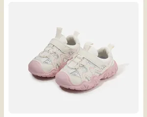 Vista detallada de zapatillas de malla para niños en rosa y blanco con velcro.
