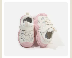 Vista lateral detallada de zapatillas deportivas de malla rosa y crema para niñas