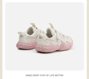 Vista trasera de zapatillas de malla en rosa y crema para niñas