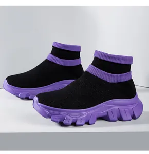 Detailansicht der lila-schwarzen High-Top-Strick-Sneaker mit dicken Profilsohlen