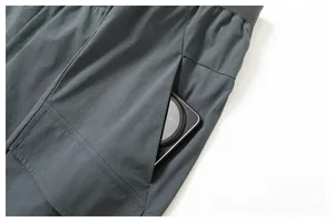 Détail de la poche et du tissu à séchage rapide d'un pantalon cargo gris pour homme