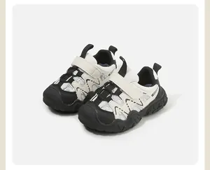 Vista detallada de elegantes zapatillas deportivas para niños en blanco y negro