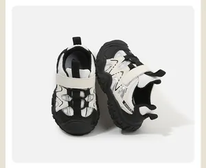 Vista detallada de zapatillas deportivas transpirables en blanco y negro para niños