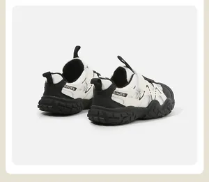 Vista trasera de zapatillas de malla transpirable blancas y negras para niños con suela gruesa