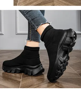 Nahaufnahme von atmungsaktiven schwarzen High-Top-Strick-Sneakern mit klobiger Sohle