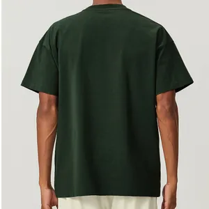 Vista trasera de camiseta de algodón verde oscuro holgada para hombre, estilo deportivo