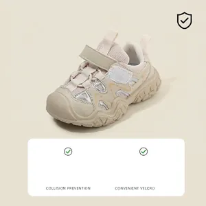 Cómodas zapatillas deportivas beige para bebés con forro de malla transpirable y velcro