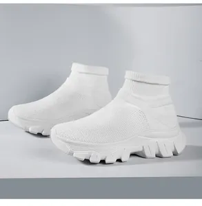 Detailansicht der weißen High-Top-Socken-Sneaker mit atmungsaktivem Strick und klobiger Sohle
