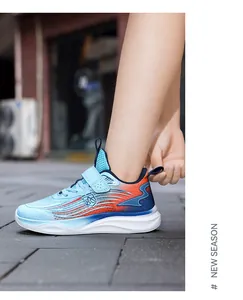 Zapatillas de running transpirables de malla azul claro para niños con detalles naranja