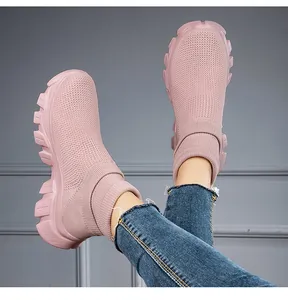 Modische rosa hochgeschnittene Strick-Socken-Sneaker kombiniert mit lässigen Jeans