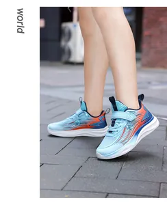 Primer plano de zapatillas transpirables para niños con diseño degradado en azul y naranja