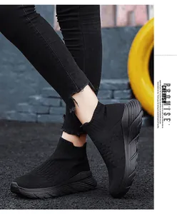 Gros plan de baskets chaussettes en maille noire respirante pour femmes portées à l'extérieur