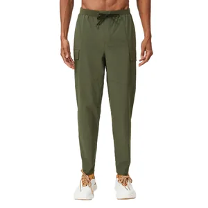 Pantalon cargo homme vert olive à séchage rapide pour la randonnée et le style urbain.